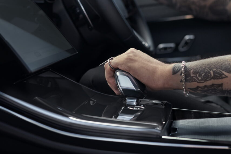 Tùy theo thị trường, mức giá xe Range Rover Sport Dynamic SE 2025 với tùy chọn Stealth Pack sẽ được bán ra với các trang bị động cơ khác nhau như khối động cơ 6 xi-lanh hybrid nhẹ chạy bằng xăng (P360, P400) hoặc diesel (D250, D300).