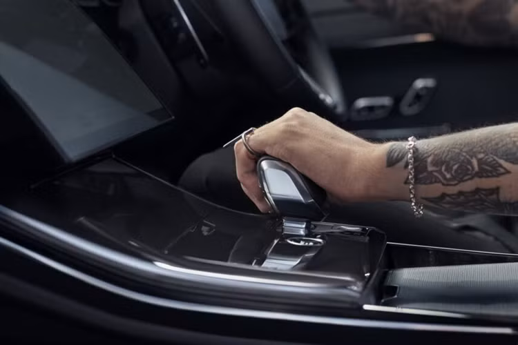 Tùy theo thị trường, mức giá xe Range Rover Sport Dynamic SE 2025 với tùy chọn Stealth Pack sẽ được bán ra với các trang bị động cơ khác nhau như khối động cơ 6 xi-lanh hybrid nhẹ chạy bằng xăng (P360, P400) hoặc diesel (D250, D300).