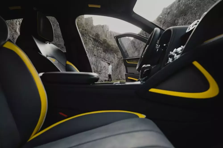 “Trái tim” của Bentley Bentayga S Umbra là động cơ V8 4.0 tăng áp kép, sản sinh công suất tối đa 542 mã lực và sức kéo 770 Nm. Tổng thể sức mạnh này cho phép xe có khả năng tăng tốc 0-100km/h trong 4,5 giây, tốc độ tối đa 290 km/h đáng kinh ngạc.