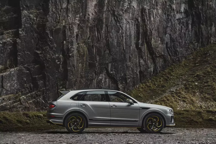 Ở nội thất, đội ngũ chế tác thủ công của Mulliner đã tạo ra sự kết hợp mang tính cá nhân hóa về màu sắc và chất liệu da nhằm làm nên một tổng thể hài hòa và đẳng cấp. Trong đó, màu da chính là màu ghi xám Porpoise, kết hợp với màu da phụ đen Beluga cùng với màu sắc ở các chi tiết da khác được tùy biến theo sở thích của chủ nhân.