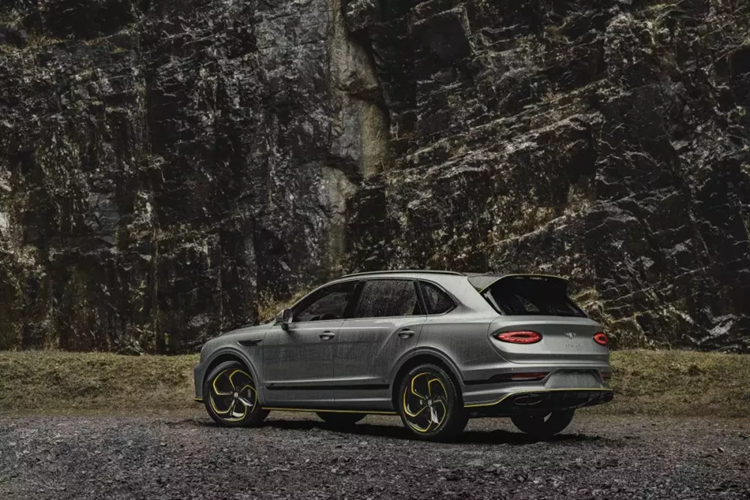 Một số chi tiết khác được làm thủ công cầu kỳ như vân đục số hóa đặc biệt nơi khu vực tựa đầu, trên lưng ghế và táp pi cửa; tấm ốp bậc cửa đặt riêng hay bộ thảm Mulliner - thảm trải màu Beluga với viền màu nhấn... Mức giá xe Bentley Bentayga S Umbra tại Việt Nam từ 14,6 tỷ đồng.