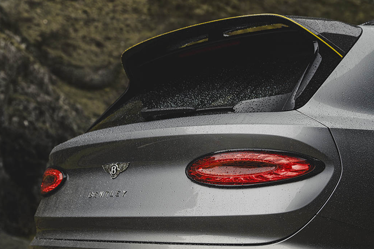 Các biểu tượng logo Bentley thêu tay tương phản trên lưng ghế, cho tới đường viền ghế ngồi thêu màu trắng tạo ra một sự kết hợp hoàn hảo bằng chính ngôn ngữ thiết kế 3 tông màu được thể hiện ở ngoại thất.