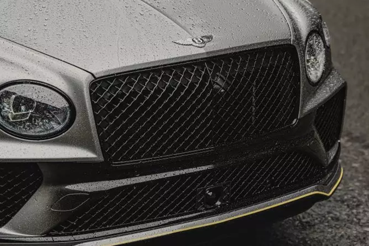 Theo đại diện Bentley tại Việt Nam cho biết mẫu xe Umbra của Bentley được sản xuất vô cùng giới hạn, chỉ với 20 chiếc dành riêng cho khu vực Châu Á - Thái Bình Dương. Việc được hãng lựa chọn để phân phối đã chứng tỏ sức hút cũng như tiềm năng phát triển phân khúc xe siêu sang giới hạn tại thị trường Việt Nam.