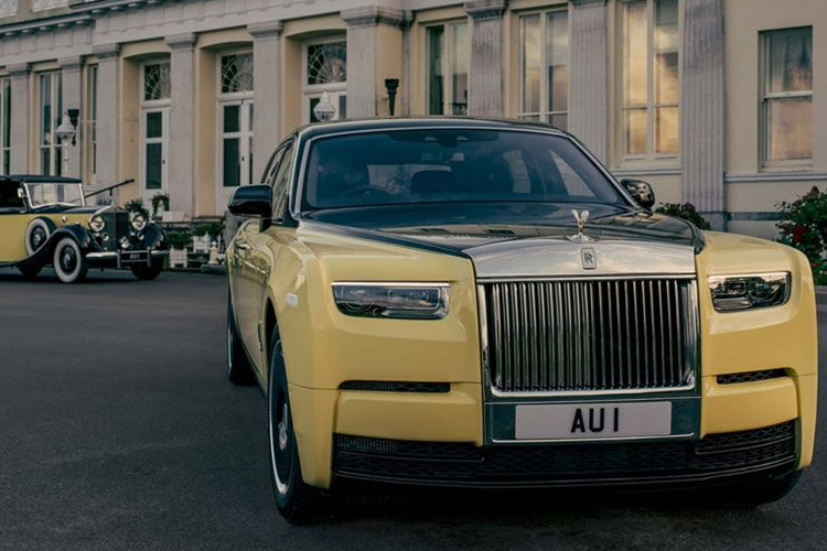 Xuất hiện trong phần phim Goldfinger là chiếc Phantom III Sedanca de Ville 1937 của gã phản diện Auric Goldfinger. Đây chính là chất liệu để hãng xe siêun sang Anh quốc xây dựng phiên bản kỷ niệm với chiếc Rolls-Royce Phantom VIII Goldfinger độc nhất vô nhị.