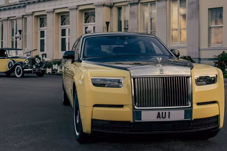 Xuất hiện trong phần phim Goldfinger là chiếc Phantom III Sedanca de Ville 1937 của gã phản diện Auric Goldfinger. Đây chính là chất liệu để hãng xe siêun sang Anh quốc xây dựng phiên bản kỷ niệm với chiếc Rolls-Royce Phantom VIII Goldfinger độc nhất vô nhị.