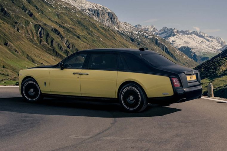 Giống như nhiều chiếc xe bespoke khác của thương hiệu, mức giá xe Rolls-Royce Goldfinger không được công khai. Hãng xe cho biết chiếc xe này đã được giao đến cho chủ nhân, là một nhà sưu tập có tiếng tại Anh Quốc.