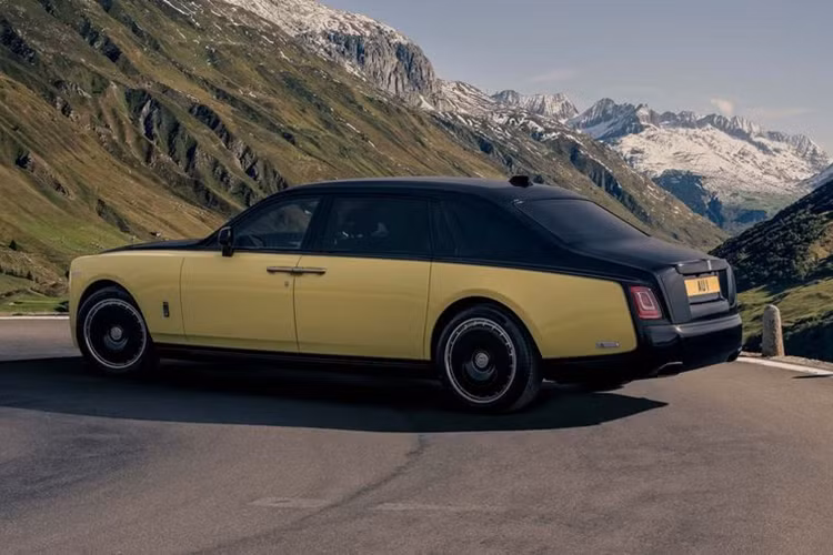 Giống như nhiều chiếc xe bespoke khác của thương hiệu, mức giá xe Rolls-Royce Goldfinger không được công khai. Hãng xe cho biết chiếc xe này đã được giao đến cho chủ nhân, là một nhà sưu tập có tiếng tại Anh Quốc.