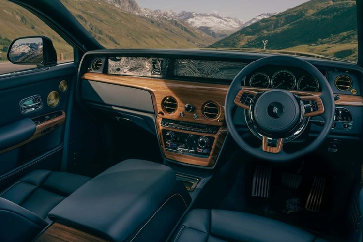 Bệ điều khiển trung tâm có một hộp bí mật chứa mô hình thu nhỏ của Phantom được làm thủ công từ vàng, với các đường nét thể hiện sự sáng tạo và tinh tế. Rolls-Royce cho biết các nghệ nhân thủ công của hãng đã phải chế tác 10 nguyên mẫu trong quá trình phát triển phiên bản xe độc nhất này.