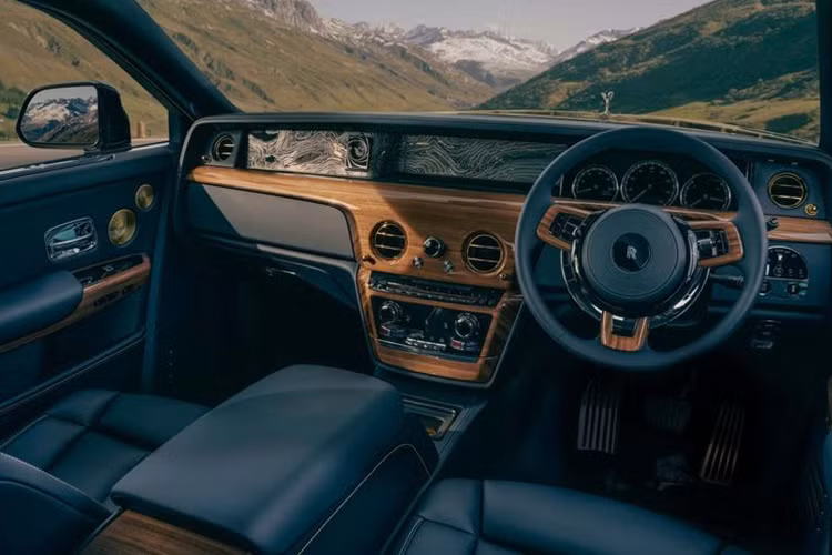 Bệ điều khiển trung tâm có một hộp bí mật chứa mô hình thu nhỏ của Phantom được làm thủ công từ vàng, với các đường nét thể hiện sự sáng tạo và tinh tế. Rolls-Royce cho biết các nghệ nhân thủ công của hãng đã phải chế tác 10 nguyên mẫu trong quá trình phát triển phiên bản xe độc nhất này.