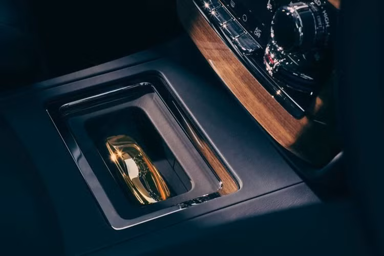 Bên cạnh đó là bản đồ ba chiều vẽ tay về đèo Furka ở dãy Alps Thụy Sĩ, xuất hiện trên bảng điều khiển trung tâm cũng được chế tác tinh xảo và mạ vàng. Bất ngờ còn nằm ở hàng ghế thứ 2 của chiếc Phantom này với bộ bàn làm việc có mặt khảm vàng 22 carat, hiển thị bản đồ Fort Knox từ bộ phim.