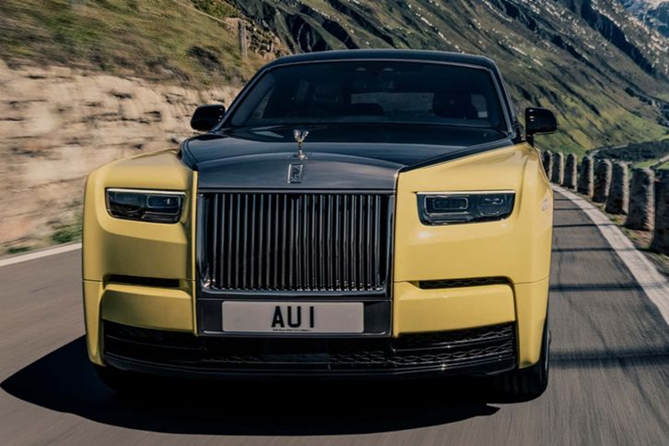 Mâm xe 21 inch dạng đĩa đặc kiểu cổ điển, sơn màu đen bóng bắt mắt. Không chỉ vậy biểu tượng Spirit of Ecstasy còn được Rolls-Royce phủ lớp mạ vàng 18K nhằm tăng thêm tính sang trọng cho mẫu xe này.