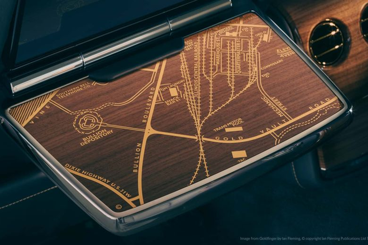 Trần xe bầu trời sao được cá nhân hóa thể hiện bầu trời đêm trên đèo Furka vào ngày quay cuối cùng của phần phim Goldfinger, với 719 ngôi sao phát sáng vàng nhạt kèm theo hiện tượng sao băng. Một chi tiết độc đáo khác là cây gậy golf mạ vàng kèm khắc chữ 'AG', tái hiện cây gậy của Goldfinger trong phim.