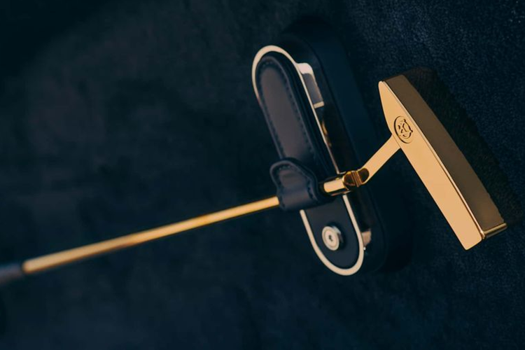 Cuối cùng, chiếc xe này mang biển số AU 1 - biểu tượng hóa học của vàng, tương tự chiếc Phantom III trong phim sản xuất năm 1964. Biển số này hiện thuộc về một khách hàng quan trọng của Rolls-Royce và chiếc biển số này từng lên sàn đấu giá với mức giá lên đến hơn 375.000 USD (hơn 9 tỷ VNĐ).