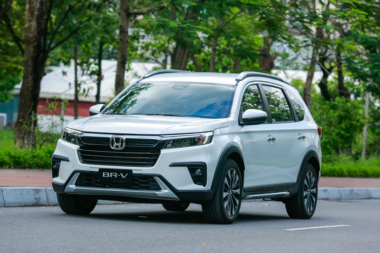 Với bản L cao cấp, Honda BR-V được tặng tiền mặt thay vì ưu đãi lệ phí trước bạ. Mức giảm tiền mặt sẽ thay đổi tùy theo đại lý, có thể lên đến 30 triệu đồng. Ngoài ra, đại lý còn tặng bộ phụ kiện và 1 năm bảo hiểm vật chất cho khách hàng mua mẫu MPV cỡ nhỏ này trong tháng 1/2024.