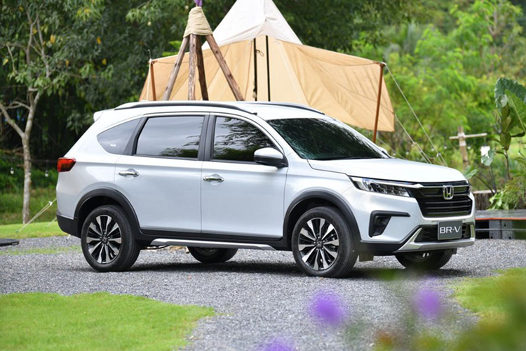 Ngoài ra, Honda BR-V còn sở hữu sức mạnh động cơ khá vượt trội trong phân khúc MPV cỡ nhỏ. Nằm bên dưới nắp ca-pô của xe là động cơ xăng i-VTEC 4 xi-lanh, DOHC, dung tích 1.5L, sản sinh công suất tối đa 119 mã lực và mô-men xoắn cực đại 145 Nm. Động cơ đi kèm với hộp số tự động biến thiên vô cấp CVT và hệ dẫn động cầu trước.