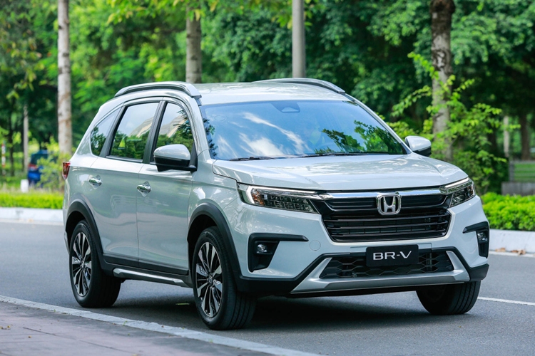 Thế mạnh của Honda BR-V nằm ở thiết kế MPV lai SUV đẹp mắt và hệ thống an toàn hiện đại. Cụ thể, xe được trang bị gói tính năng an toàn chủ động Honda Sensing tiêu chuẩn, bao gồm 6 tính năng là phanh giảm thiểu va chạm (CMBS), đèn pha thích ứng tự động (AHB)