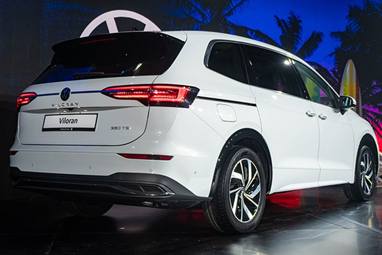 Về truyền động, Volkswagen Viloran chỉ có duy nhất động cơ xăng 2.0L tăng áp, cho ra công suất 220 mã lực tại dải vòng tua 4.900-6.700 vòng/phút và mô-men xoắn cực đại 350 Nm tại dải vòng tua 1.600-4.300 vòng/phút. Đi kèm với đó là hộp số ly hợp kép DSG 7 cấp.