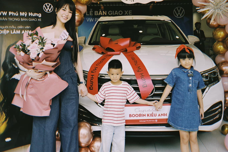 Được biết, chiếc Volkswagen Viloran của Diệp Lâm Anh mua tặng con gái đầu lòng thuộc phiên bản cao cấp. Mức giá xe Volkswagen Viloran niêm yết là 2,188 tỷ đồng, được phát triển dựa trên nền tảng khung gầm MQB với chiều dài x rộng x cao lần lượt là 5.346 x 1.976 x 1.781 mm.