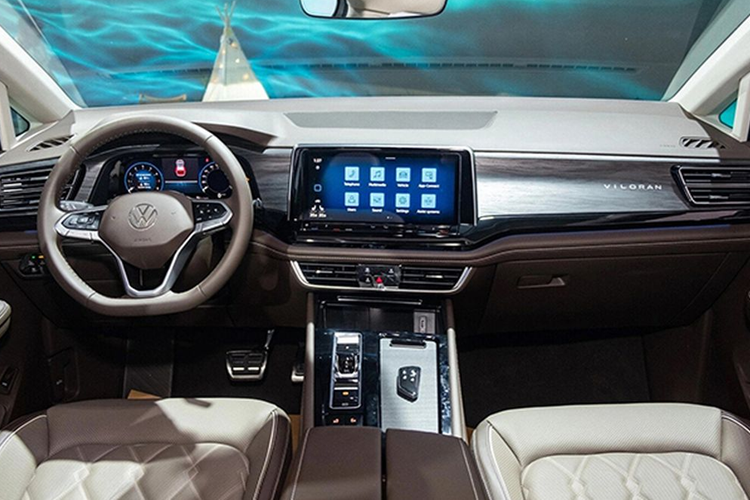 Điểm đắt giá trên mẫu Volkswagen Viloran là hàng ghế thứ 2 kiểu thương gia được bọc da cao cấp. Hàng ghế này có bệ tì tay riêng, khay để ly, khay để điện thoại, cổng sạc, hộc chứa đồ và có lối đi ở giữa.