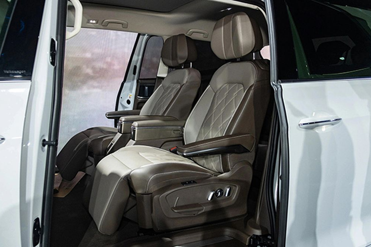 Ngoài ra Volkswagen Viloran còn có bảng đồng hồ kỹ thuật số với màn hình LCD 10,3 inch, màn hình cảm ứng trung tâm 12 inch, cần số điện tử nhỏ gọn, sạc điện thoại không dây, phanh tay điện tử, cửa sổ trời và hệ thống âm thanh Harman Kardon.