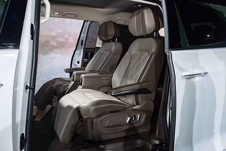 Ngoài ra Volkswagen Viloran còn có bảng đồng hồ kỹ thuật số với màn hình LCD 10,3 inch, màn hình cảm ứng trung tâm 12 inch, cần số điện tử nhỏ gọn, sạc điện thoại không dây, phanh tay điện tử, cửa sổ trời và hệ thống âm thanh Harman Kardon.