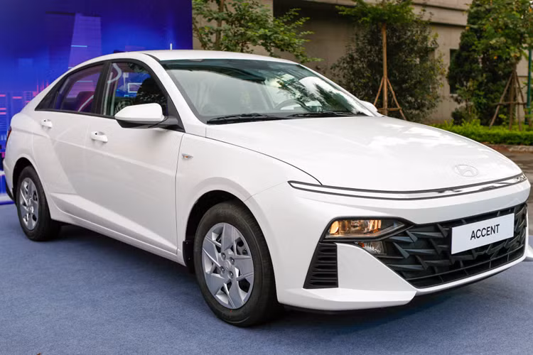 Hyundai Accent không phải là mẫu sedan hạng B duy nhất đang được ưu đãi trong tháng 6/2024. Tương tự Accent, Honda City cũng được hãng hỗ trợ 50% lệ phí trước bạ cho 3 phiên bản. Trong khi đó, Suzuki Ciaz được ưu đãi 50% lệ phí trước bạ và 0% lãi suất trong 6 tháng với giá trị 45 triệu đồng.