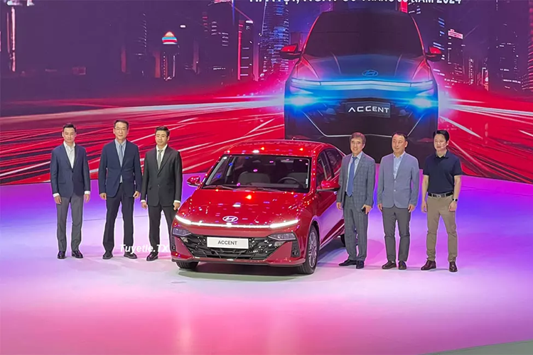 Riêng Hyundai SantaFe Hybrid được khuyến mãi 100 triệu đồng. Đây là chương trình ưu đãi đã được triển khai cho dòng SUV hạng trung này trong tháng 5/2024. Hiện Hyundai Thành Công chưa công bố doanh số trong tháng 5/2024. Trong khi đó, trong tháng 4/2024, tổng doanh số xe Hyundai chỉ đạt 4.276 xe, giảm 5,8% so với tháng 3.