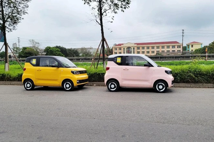 Nhiều tờ báo của Trung Quốc cũng đã so sánh giá xe Wuling Hongguang MINI EV tại Mỹ so với thị trường gần nhất mà mẫu xe này ra mắt, đó chính là Việt Nam với tổng cộng 4 mẫu xe, mức giá dao động từ 239 triệu đồng đến 282 triệu đồng, tương đương khoảng 73.300 đến 85.600 nhân dân tệ, rẻ hơn gấp 4 lần giá xe tại Mỹ.