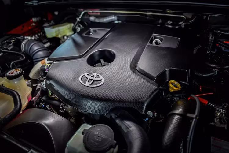 Các trang bị như ghế trước chỉnh điện 6 hướng, vô lăng bọc da chỉnh 4 hướng, tích hợp phím chức năng, cần số bọc da, bộ bàn đạp thể thao, điều hòa tự động 2 vùng, hệ thống âm thanh 6 loa, 2 ổ điện 12V, 1 ổ điện 220V và kết nối Apple CarPlay/Android Auto không dây cũng có bên trong mẫu xe bán tải này.