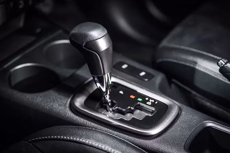 "Trái tim" của Toyota Hilux Revo GR Sport Wide Tread 2024 vẫn là động cơ diesel 4 xi-lanh, tăng áp, dung tích 2.8L quen thuộc. Tuy nhiên, động cơ này được cải tiến để cho công suất tối đa 224 mã lực tại tua máy 3.400 vòng/phút và mô-men xoắn cực đại 550 Nm tại tua máy 1.600 - 2.800 vòng/phút. So với bản thường, xe mạnh hơn 20 mã lực và 50 Nm.