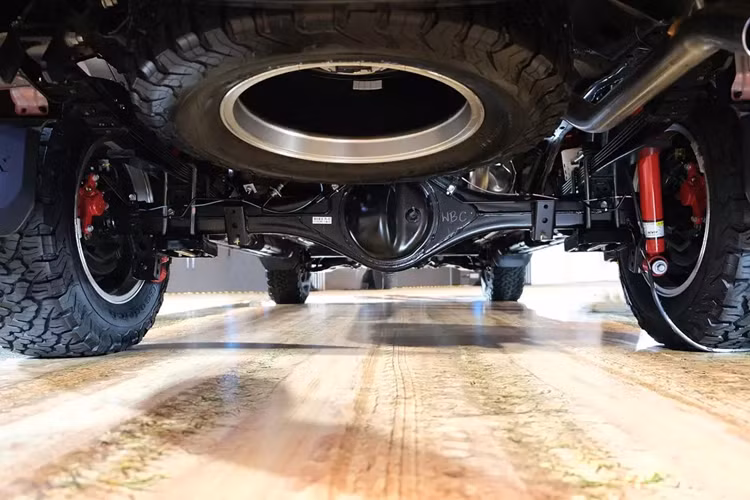 So với Ford Ranger Wildtrak V6 2024 với động cơ diesel 6 xi-lanh, tăng áp, dung tích 3.0L, cho công suất tối đa 250 mã lực và mô-men xoắn cực đại 600 Nm, thành viên nhà Toyota thua kém đáng kể.