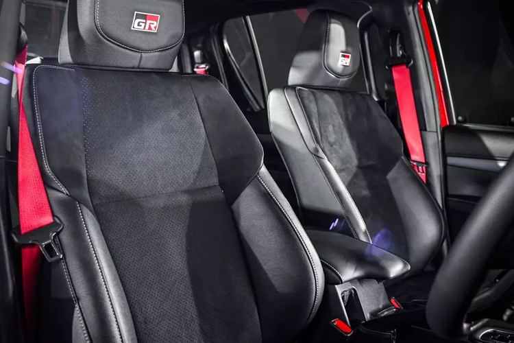 Tại thị trường Thái Lan, Toyota Hilux Revo GR Sport Wide Tread 2024 có những trang bị ngoại thất khác như đèn pha LED tự động bật/tắt, tự động điều chỉnh luồng sáng, đèn sương mù LED phía trước, đèn hậu LED, đèn chờ dẫn đường...