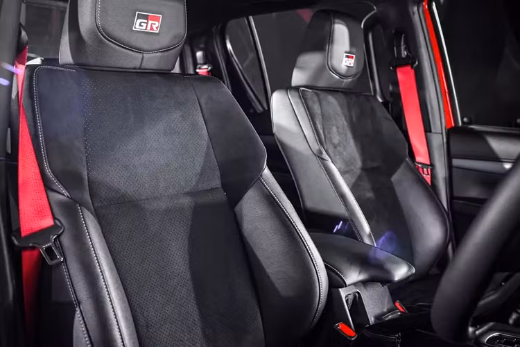 Tại thị trường Thái Lan, Toyota Hilux Revo GR Sport Wide Tread 2024 có những trang bị ngoại thất khác như đèn pha LED tự động bật/tắt, tự động điều chỉnh luồng sáng, đèn sương mù LED phía trước, đèn hậu LED, đèn chờ dẫn đường...