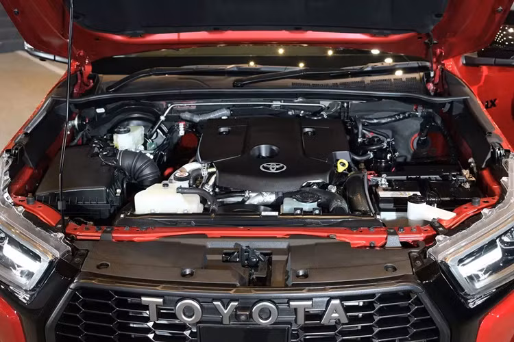 Tương tự ngoại thất, logo GR cũng xuất hiện ở nhiều nơi bên trong xe như trên vô lăng, ghế và nút bấm khởi động máy.