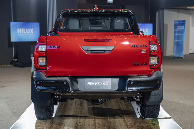 Những điểm mới còn lại của Toyota Hilux Revo GR Sport Wide Tread 2024 tại Thái Lan bao gồm phuộc xi-lanh đơn được thay đổi sang vị trí bên ngoài khung gầm và phanh đĩa thông gió.
