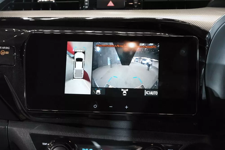 Động cơ của Toyota Hilux Revo GR Sport Wide Tread 2024 đi với hộp số tự động 6 cấp và hệ dẫn động 4 bánh 4WD. Xe có 3 chế độ lái, bao gồm Normal, Eco và Power.