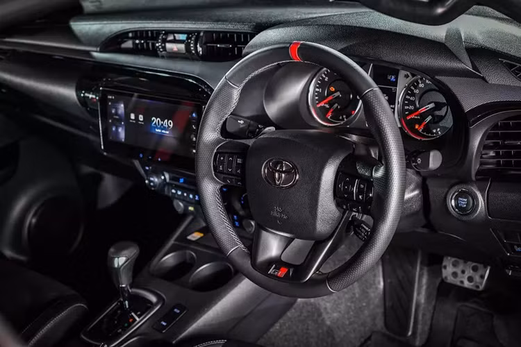 Bên trong xe, Toyota Hilux Revo GR Sport Wide Tread 2024 được bổ sung ghế bọc da tổng hợp pha da lộn mới giúp tăng cường khả năng thông hơi.