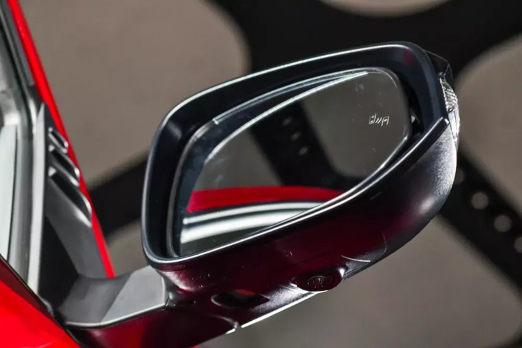 Vành la-zăng của xe là loại hợp kim với đường kính 17 inch, đi kèm lốp BF Goodrich AT 265/65 R17. Đó là chưa kể đến logo GR xuất hiện ở nhiều vị trí như trên lưới tản nhiệt và cửa thùng sau.