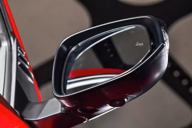 Vành la-zăng của xe là loại hợp kim với đường kính 17 inch, đi kèm lốp BF Goodrich AT 265/65 R17. Đó là chưa kể đến logo GR xuất hiện ở nhiều vị trí như trên lưới tản nhiệt và cửa thùng sau.