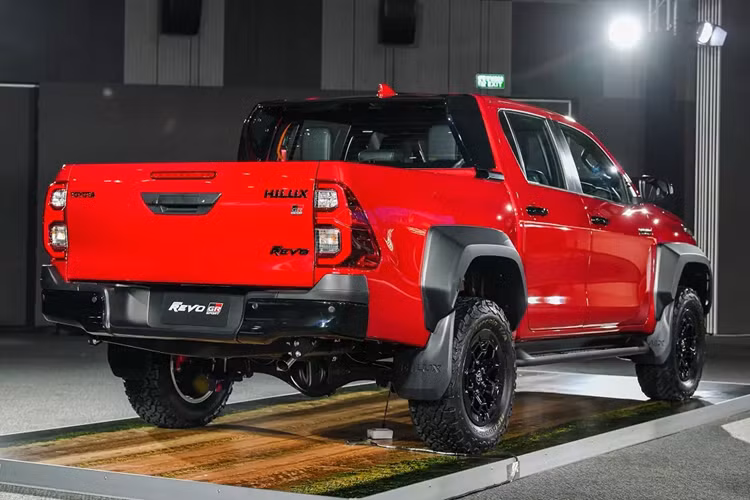 Cuối cùng là các trang bị an toàn như 7 túi khí, camera 360 độ, hệ thống cân bằng điện tử, hỗ trợ khởi hành ngang dốc, hỗ trợ xuống dốc, hệ thống kiểm soát hành trình thích ứng, cảnh báo tiền va chạm, cảnh báo lệch làn đường tích hợp hỗ trợ đánh lái, cảnh báo điểm mù và cảnh báo phương tiện cắt ngang khi lùi.