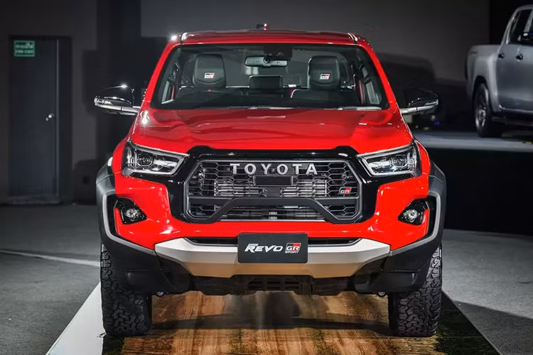 Tên gọi đầy đủ của mâu xe bán tải Toyota Hilux GR Sport tại thị trường Thái Lan là Toyota Hilux Revo GR Sport Wide Tread 2024.