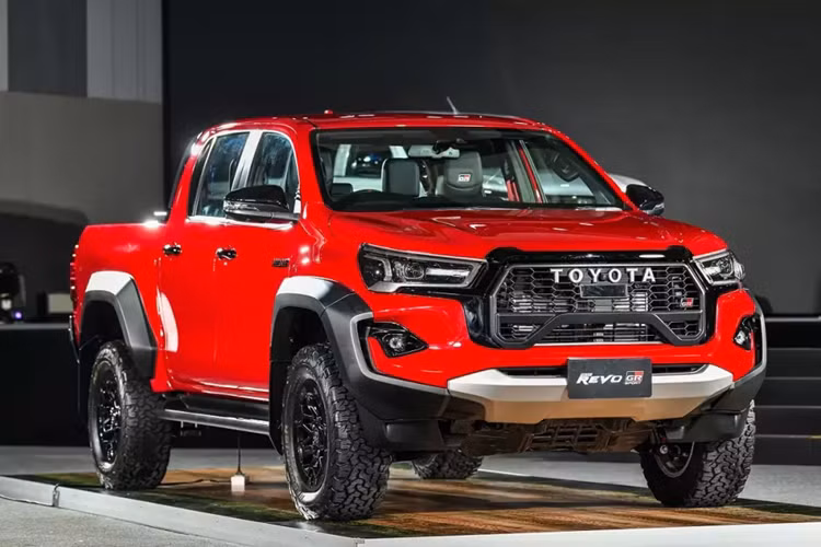 Trong sự kiện Toyota Gazoo Racing Festival 2023 diễn ở Thái Lan vào hồi cuối năm ngoái, phiên bản mới của dòng xe bán tải Hilux GR Sport đã được mang đến trưng bày. Đến nay, Toyota Hilux GR Sport 2024 mới chính thức được bán ra ở thị trường Đông Nam Á này.