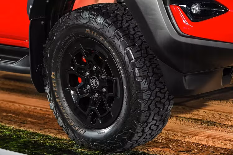 Ngay cả hốc bánh của xe cũng rộng hơn để phù hợp với cái tên Wide Tread. Theo đó, hốc bánh của xe rộng hơn 140 mm ở phía trước và 155 mm ở đằng sau.