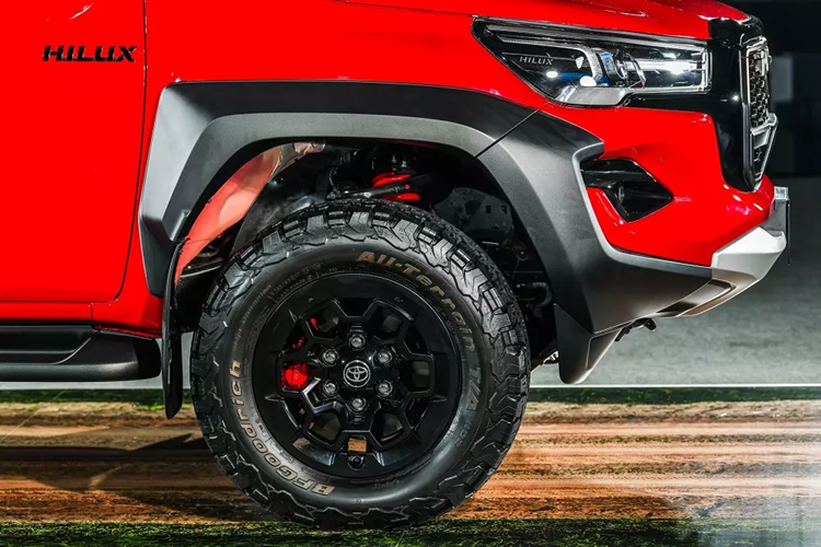 So với bản thường, mẫu xe bán tải Toyota Hilux Revo GR Sport Wide Tread 2024 dành cho Thái Lan sở hữu khá nhiều thay đổi cả về ngoại hình lẫn trang bị.