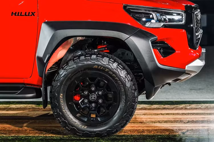 So với bản thường, mẫu xe bán tải Toyota Hilux Revo GR Sport Wide Tread 2024 dành cho Thái Lan sở hữu khá nhiều thay đổi cả về ngoại hình lẫn trang bị.