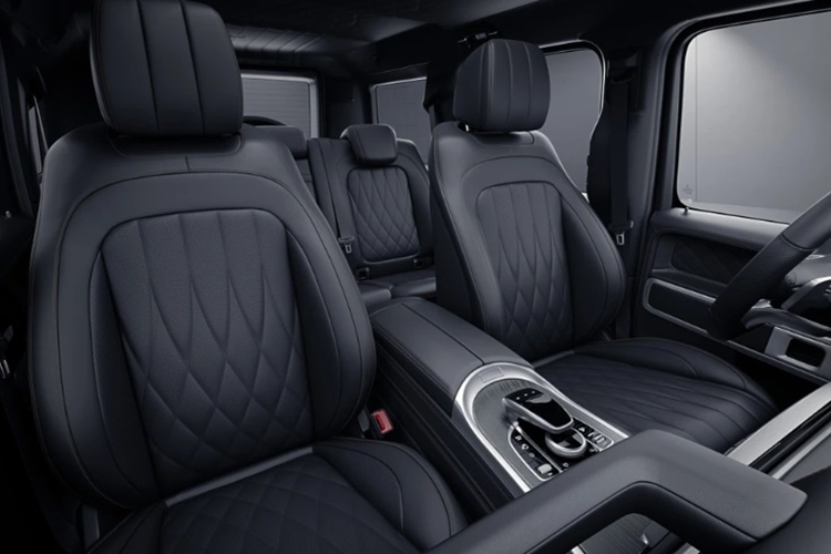 Về nội thất, các chi tiết bên trong khoang cabin của Mercedes-Benz G500 "Stronger Than Diamonds" đều được bọc da Nappa màu đen, đi cùng những đường chỉ thêu màu hồng làm điểm nhấn.