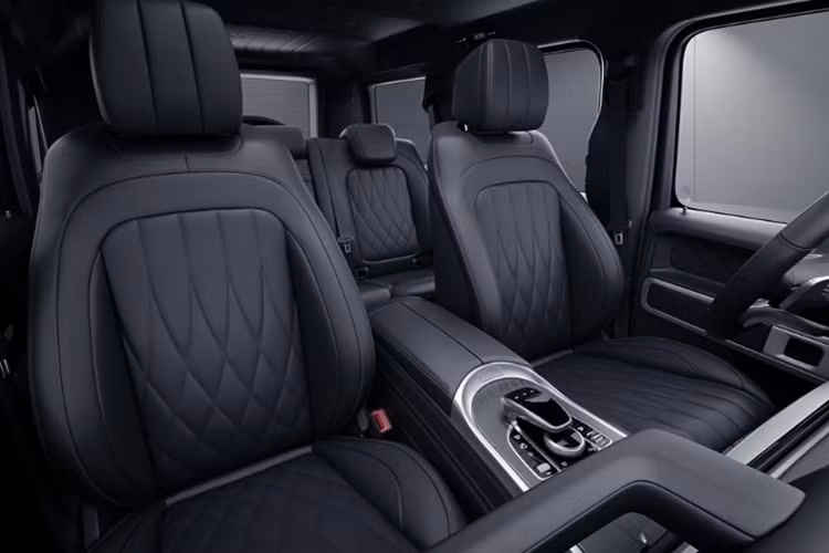 Về nội thất, các chi tiết bên trong khoang cabin của Mercedes-Benz G500 "Stronger Than Diamonds" đều được bọc da Nappa màu đen, đi cùng những đường chỉ thêu màu hồng làm điểm nhấn.