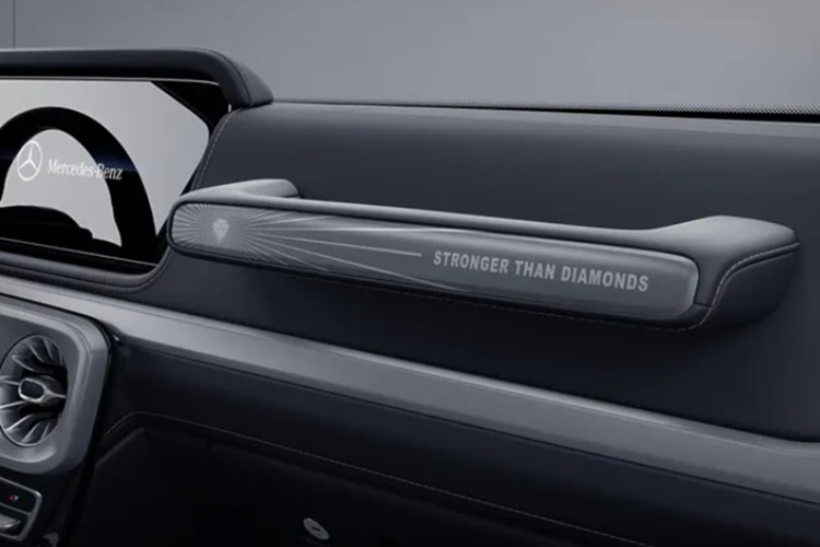 Ở một số khu vực như: mặt lưng chìa khóa, bệ bước, tay nắm cửa hay tay nắm trên bảng taplo... đều được trang trí bằng hình ảnh viên kim cương cùng dòng chữ "Stronger Than Diamonds".