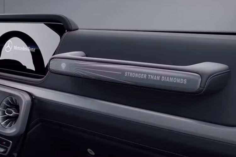 Ở một số khu vực như: mặt lưng chìa khóa, bệ bước, tay nắm cửa hay tay nắm trên bảng taplo... đều được trang trí bằng hình ảnh viên kim cương cùng dòng chữ "Stronger Than Diamonds".