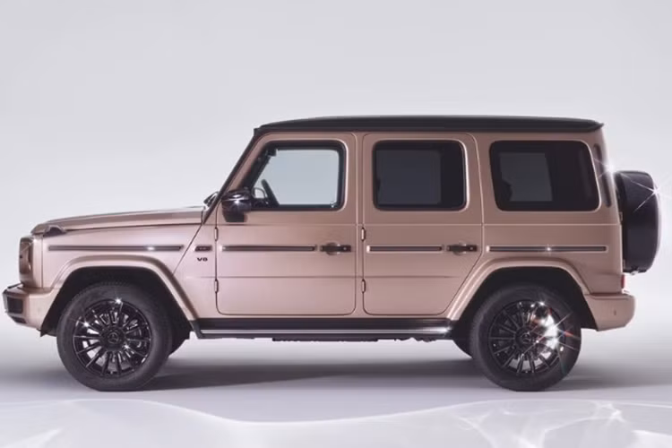 Thiết kế của mẫu xe SUV hạng sang Mercedes-Benz G500 phiên bản giới hạn đính kim cương không khác gì bản tiêu chuẩn ngoài bộ mâm đa chấu sơn đen 20 inch (lớn hơn 2 inch so với bản tiêu chuẩn).